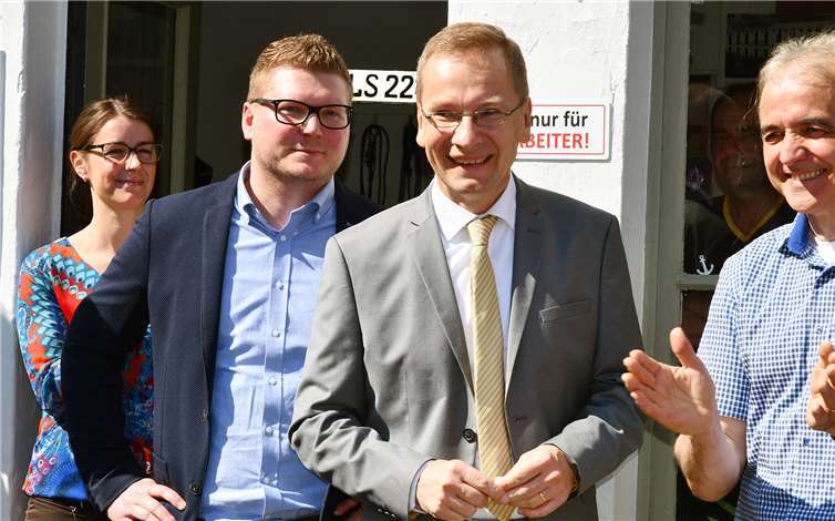 Sinzigs Stadtbürgermeister Andreas Geron (Zweiter von rechts) dankte den vielen helfenden Händen, die sich um den Erhalt des Bades bemühen.