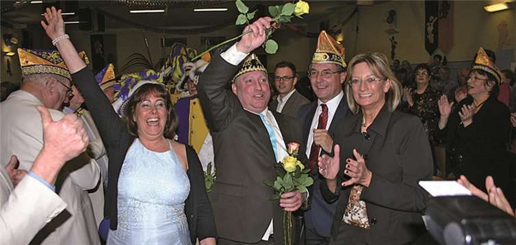 Sinzigs neues Prinzenpaar Adrino I. und Fernanda I. begrüßten die Jecken.RÜ