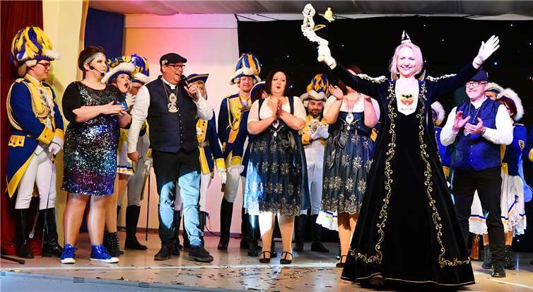 Sinzigs strahlende Tollität, Sentiaca Dagmar I., grüßte von der Bühne das jecke Volk im Saal. Fotos: RASCH