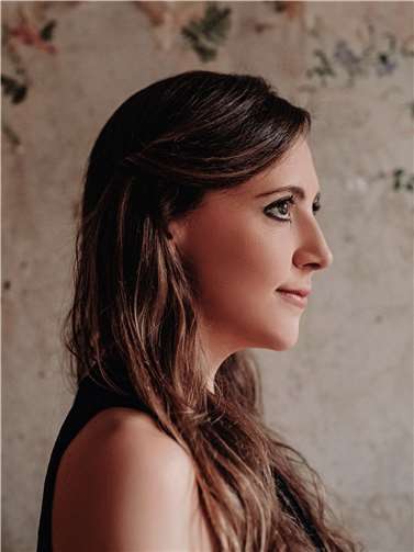 Siobhan Miller beeindruckt nicht nur mit ihrem einmaligen Gesangsstil, sondern stellt auch ihr bemerkenswertes Talent als Songwriterin unter Beweis. Oft sind ihre Songs verwoben mit Elementen aus dem Indie, Jazz und Pop - ihre tiefe Verwurzelung im schottischen Folk ist jedoch immer präsent und hörbar Foto: Elly Lucas