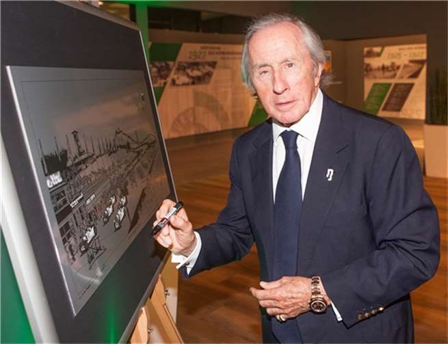 Sir Jackie Stewart unterzeichnete ein historisches Bild am Eingang der Ausstellung.
