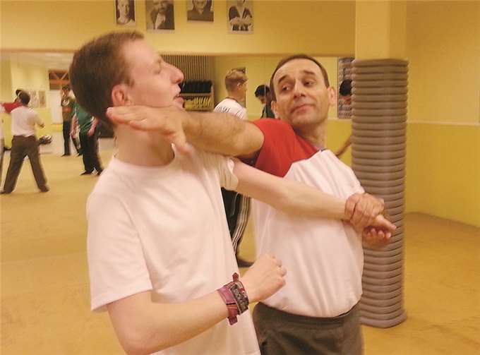Sisuk Levent Yilmaz zeigte mit seinem Partner, wie man als Rettungskraft in einer Notsituation durch einen Angreifer richtig handelt. Privat