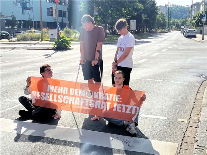 Sitzblockade der Letzten Generation auf dem Friedrich-Ebert-Ring: Foto: Sarah Pischke