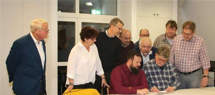 Sitzend Hermann Thelen (re.) und Florian Garzombke (li.) zeigen den Genossen druckfrisch den Kalender in der Landesmusikakademie. Foto: Ferhat Cato