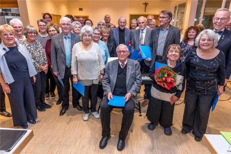 Sitzend in der Mitte des Bildes : Theo Lanzerath. Rechts daneben: Irene Schneider, Waltraud Maagh, Vorsitzender Egon Linden, links neben Herr Lanzerath: Anita Schmitz, Hans- Gerd Busa. Ganz links im Bild: Gisela Linden, Vorsitzende der Chorgemeinschaft, hinter Herr Lanzerath stehend: Hans Kohlhammer, Reinhold Becker und Norbert Mülligann, gleichzeitiger Vorsitzender des Männerchores. Foto: privat