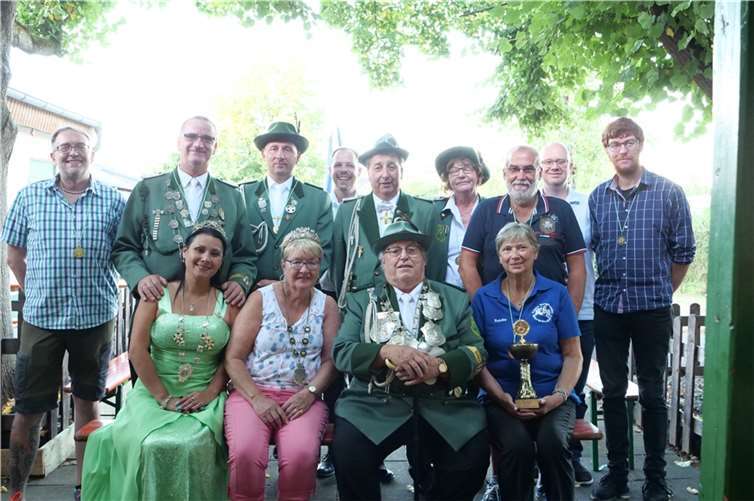 Sitzend (v.l.): Sandra Metternich, Hildegard Trimborn, Hans-Josef Trimborn und Sybille Mauel; stehend (v.l.): Lothar May, Ludwig Metternich, Marcus Haupt, Daniel Kunsorg, Heinz-Josef Schmitz, Claudia Nohles, Leo Mauel, Christian Schaefer und Sebastian Löbbert.  Foto: privat