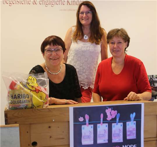 Sitzend von links: Elisabeth Messow, Annett Mayer (Leiterin), stehend: Roswitha Jürgens (Stellvertreterin). Heinz Messow