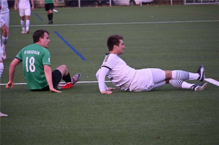 Sitzfußball in Reinkultur: Der Mendiger Kodai Stalph (rechts) krabbelt mit dem Oberzissener Tobias Arenz um die Wette.  Foto: SK