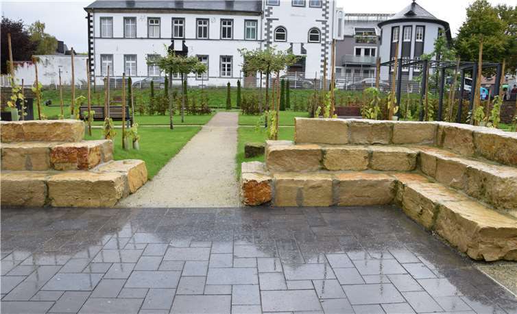 Sitzgelegenheiten gibt es zur Genüge.