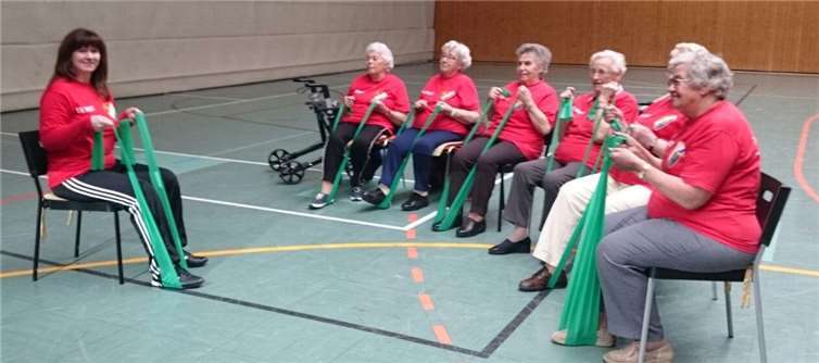 Sitzgymnastik-Gruppe mit Übungsleiterin Andrea Berschbach. privat