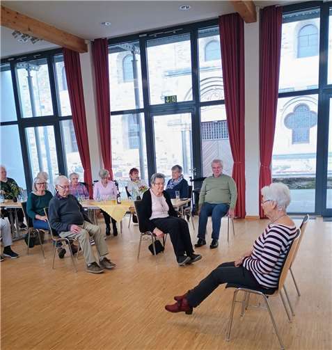 Sitzgymnastik mit Käthe Schmitz. Foto: Inge Weber