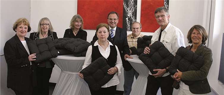 Sitzkissen für den Bad Breisiger Kulturbahnhof überbrachten die Mitglieder des Theatervereins Brisiacum. RÜ