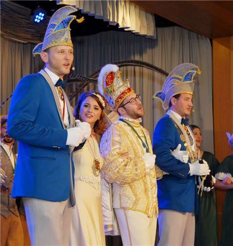 Sitzungspräsident Andre Geilen mit dem Prinzenpaar Bastian Dillenburg und Laura Letschert.