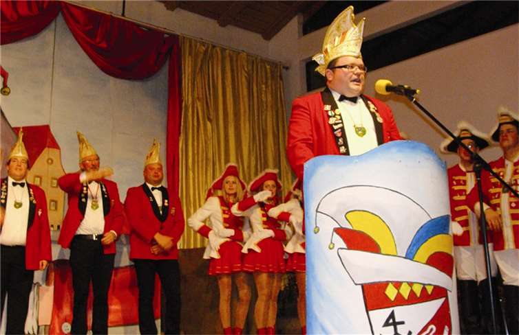 Sitzungspräsident Benjamin Brüser begrüßt die Narrenschar und stimmt auf einen unterhaltsamen Abend ein.