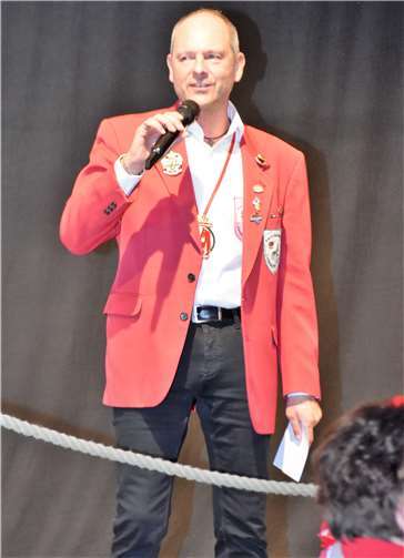 Sitzungspräsident Dirk Lüssemführte professionell durch das Programm.