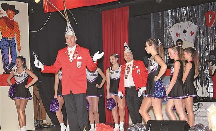 Sitzungspräsident Fred Pretz und der Vorsitzende Bernd Wagner begrüßten nicht nur das Publikum, sondern auch die Akteure des Abends, die unter großem Applaus vom Publikum ins Palace einliefen.privat