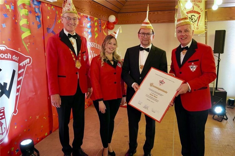 Sitzungspräsident Günter Groß, Vorsiitzende Lisa Halbig, der neue Würdenträger Stefan Mross und der 2. Vorsitzende Michael Güls.Fotos: Ute Groß/Tobias Steffens/NCV