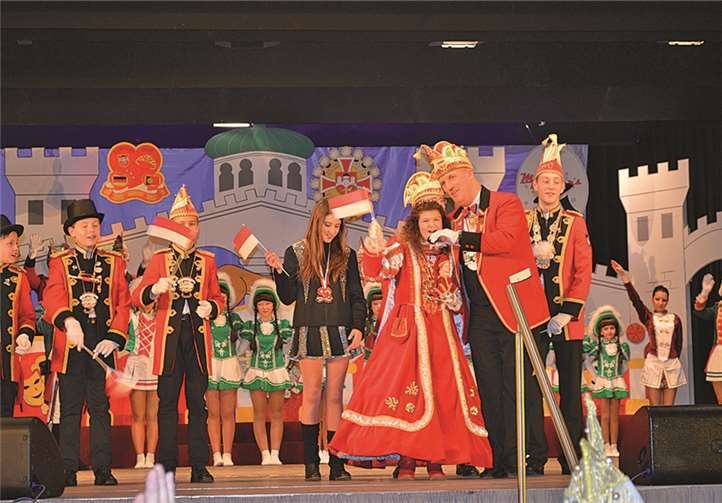 Sitzungspräsident Guido Selbach begrüßte die Kinderprinzessin Cheyenne I. auf der Bühne.