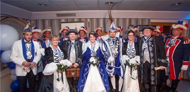 Prinz Bili I. und Prinzessin Ramona I. sind im Amt Sitzungspräsident Jan, Hofdame Sabine, Schatzmeister Markus, Prinzessin Ramona I, Prinz Bili I. aus dem Morgenland, Hofdame Simone, Marschall Jo (von links). Dahinter die Prinzengarde.
