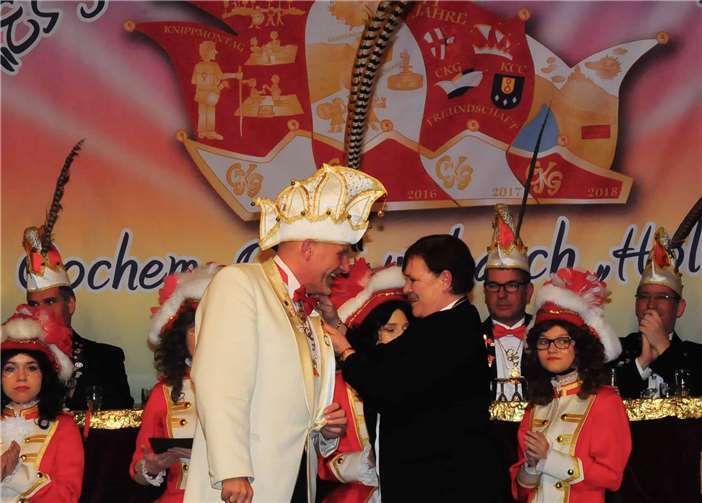 Sitzungspräsident Jörg Eckerskorn wurde mit der Verdienstmedaille in Gold geehrt. TE