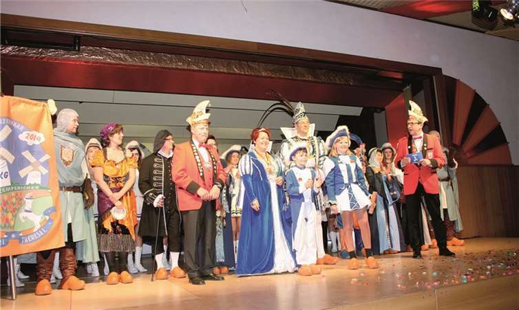 Sitzungspräsident Jürgen Schlich (rechts) und KG-Vorsitzender Winfried Schäfer begrüßen das neuen Prinzenpaar Jan-Peter I. „van Oranje“ und Theresa I. „von Vianen“ mit ihrem Hofstaat in der Leyberghalle.WK