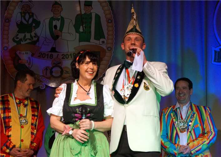 Sitzungspräsident Lars Pfister begrüßteauch die „singende Wirtin“ Jutta Kremer auf der Bühne.