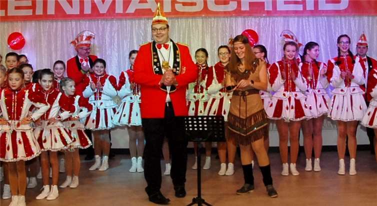 Sitzungspräsident Martin Schmidt begrüßte zu Beginn alleAktiven auf der Bühne im Kleinmaischeider Bürgerhaus. Fotos: KER