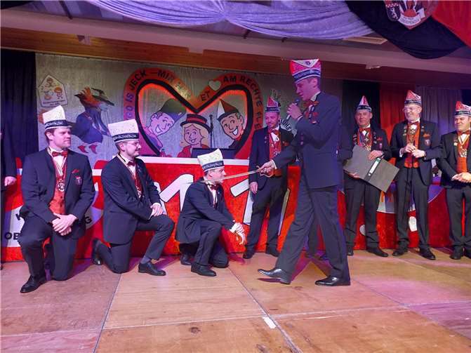 Sitzungspräsident Nico Junglas schlug David Diedrich, Hajo Steinmann und Christian Müller mit seinem Säbel zu Elferräten.