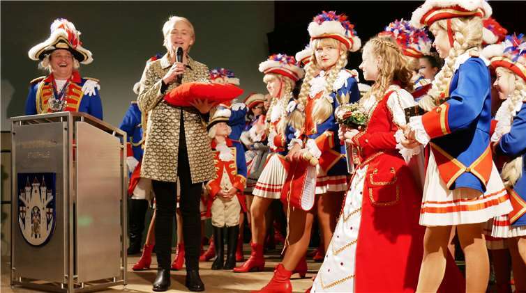 Sitzungspräsident Patrick George, BürgermeisterinGabi Wieland und die Schlossgarde sind bestens aufgelegt.