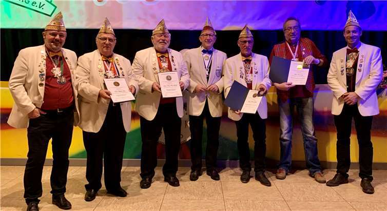 Sitzungspräsident Patrick Wehrmeijer, Matthias Thür, Hans-Peter Schneider, RKK-Bezirksvorsitzenden Erwin Rüddel, Herbert Schipke, Ernst Salz und KG-Vorsitzenden David Schneider (v. l.).Foto: privat