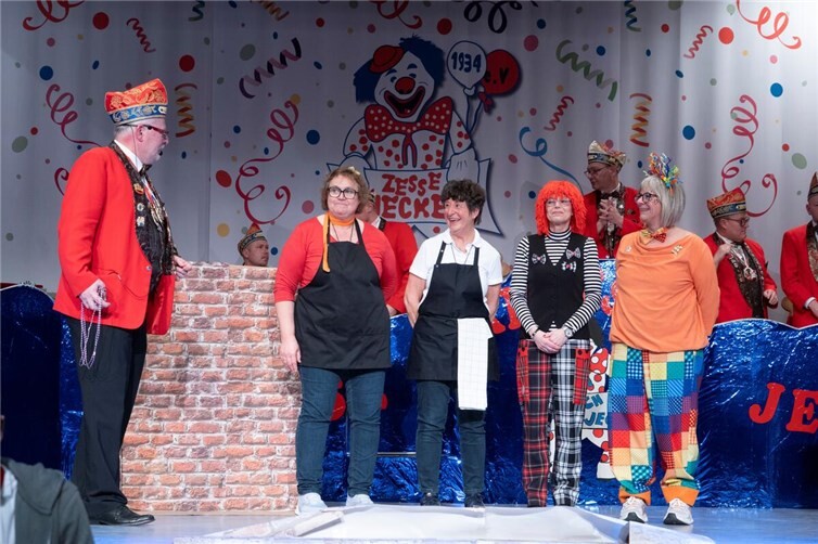 Sitzungspräsident Rainer Schönhofen mit dem Küchenteam der 1.Prunksitzung: Birgit Gros, Martina Meder, Trixi Roth und Nicole SchönhofenFoto: Detlef Wittke