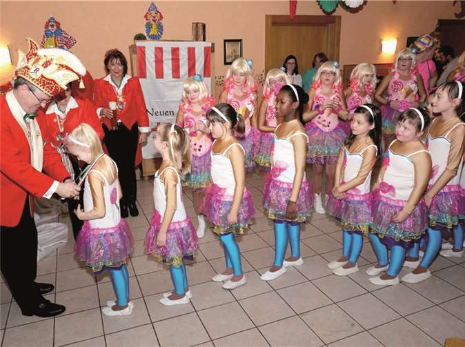 Sitzungspräsident Stefan Strunk verteilt den Sessionsorden an die „Rheinsternchen.“privat