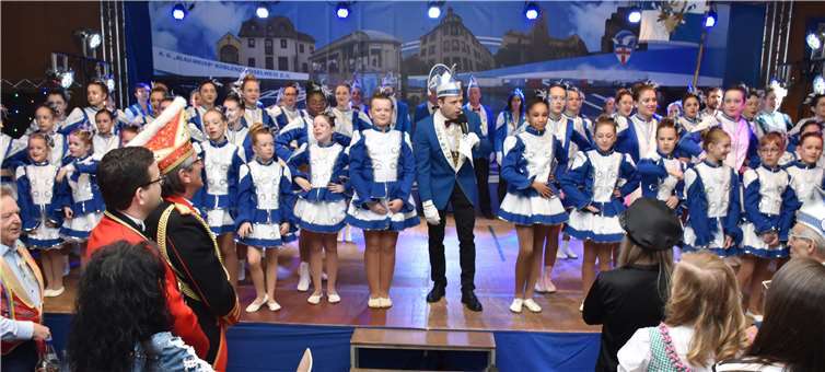 Sitzungspräsident Steffen Heidorn präsentierte stolz die Sitzung. Fotos: HEP