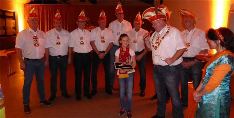 Sitzungspräsident Thilo Daubach überreichte die Insignien und proklamierte Marie Lind zur neuen Kinderprinzessin in Eschelbach. privat