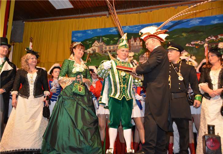 Sitzungspräsident Wolfgang Hilt überreicht die Insignien der Macht.