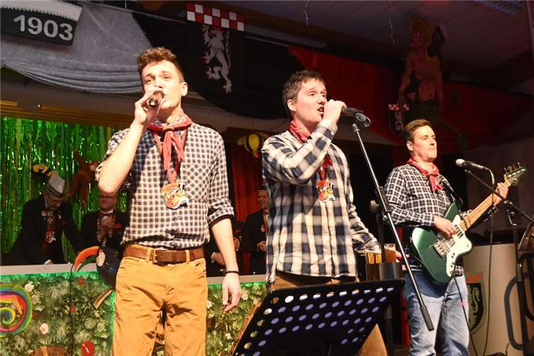 Sitzungspräsident und Sänger der Gruppe „Seleweknäin“ in Personalunion: Nico Junglas (links).