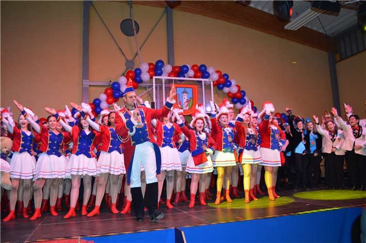 Sitzungspräsident und Vereinschef Marc Göttlicher konnte nach dem Einzug von Prinzengarde/Stadtsoldaten, Wasserturmmöhne und Weißjacken rund 400 Jecken in der Narrhalla herzlich willkommen heißen. Foto: AB