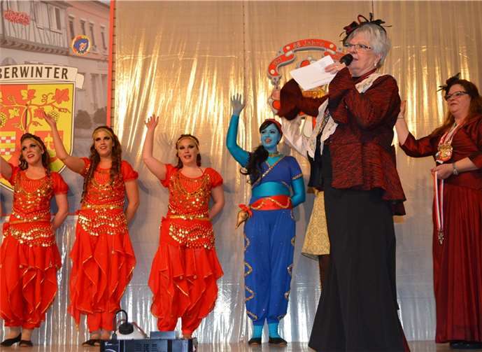 Sitzungspräsidentin Anita Schreiber und Obermöhn Heike Reinartz mit Showtanzgruppe Riopalace. AB