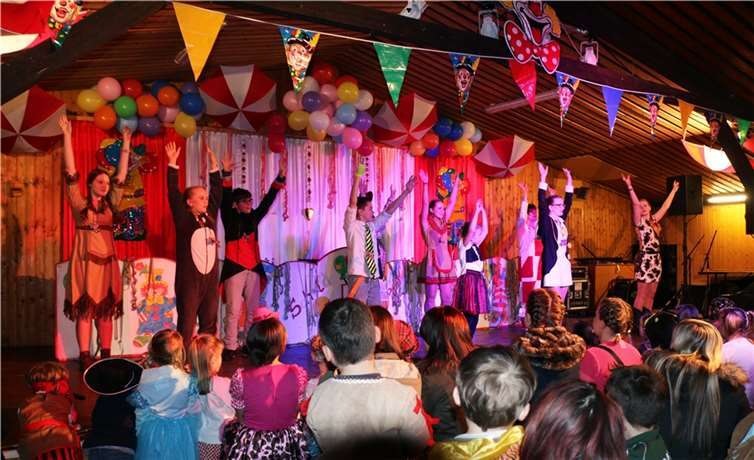 Sitzungspräsidentin Esther Kaster mit ihrem Elferrat beim Eröffnungstanz.