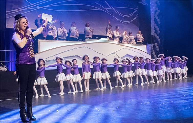 Sitzungspräsidentin Nicole Flick war mächtig stolz auf die jungen Gardetänzerinnen der Gülser Seemöwen. Werner Schaefer