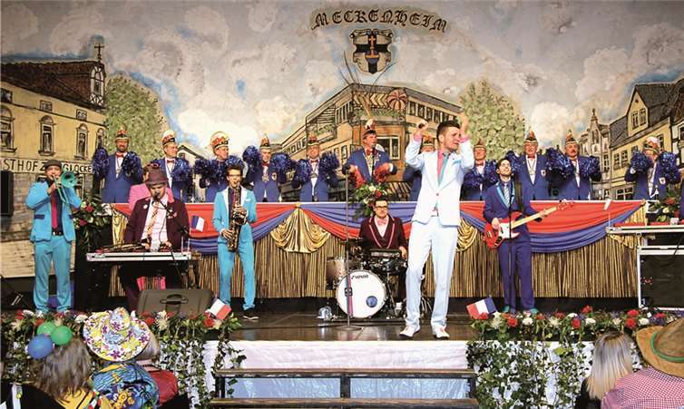 Sitzungsrevue des Meckenheimer Stadtsoldaten-Corps in der Jungholzhalle. Die „Große Mädchentanzgruppe“ eröffnet den karnevalistischen Abend.