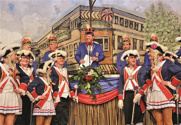 Sitzungsrevue des Meckenheimer Stadtsoldatencorps in der Jungholzhalle: Peter Klee, Sitzungspräsident und Kommandant des Stadtsoldatencorps (Mitte) wurde mit dem Verdienstorden in Gold“ vom Bund Deutscher Karneval geehrt. STEIN