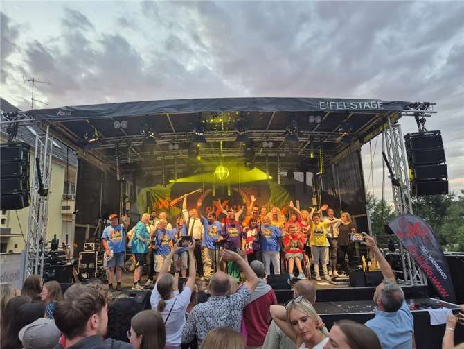 Sixbit zusammen mit dem Projektchor aus dem Herz-Jesu-Haus Kühr.