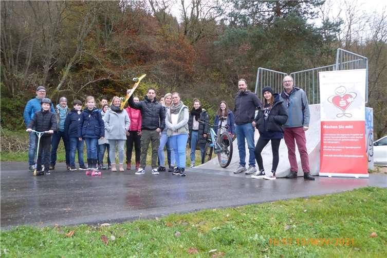 Skater- und Scooter-Fans freuen sich zusammen mit Stadtbürgermeister Arnold Hoffmann über die geplante Erweiterung der Skateranlage in Adenau und bitten die Bevölkerung um tatkräftige Unterstützung. Foto: privat
