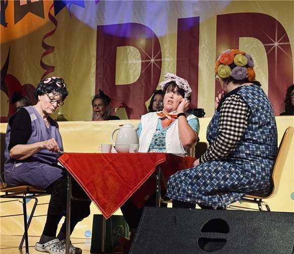 Sketch beim „Bunten Abend“ der Riedener Möhnen.