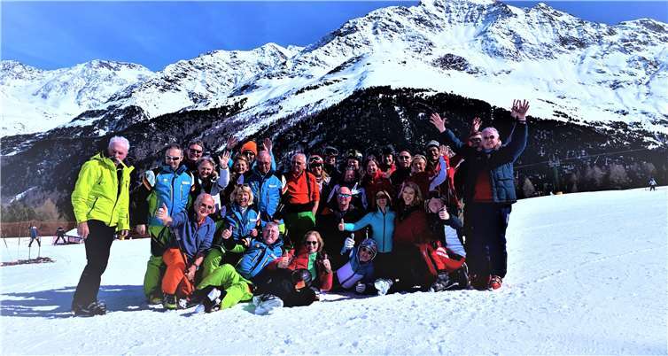 „Skigruppe des TV 06 Bad Neuenahr vor dem 3594 Meter hohen „Piz Tresero“ im Skigebiet Santa Caterina!“ Foto: privat