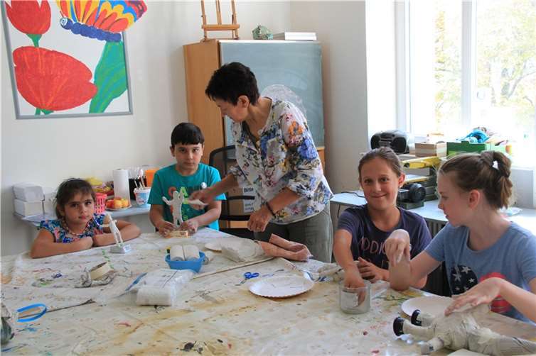 Skulpturen aus Gips gestalten die Kinder mit Bernadette Heeb-Klöckner.  Foto: GS