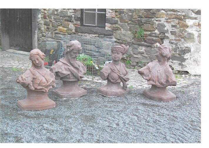 Skulpturen vom Ehrenhof von Schloss Engers. Foto: Josef Kretzer