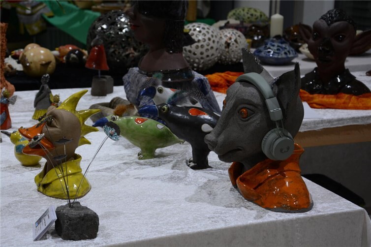 Skurrile Keramikskulpturen