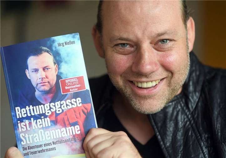 Skurrile, nachdenkliche und humorvolle Geschichten aus dem Alltag eines Feuerwehrmannes warten auf das Publikum.  Touristinfo Remagen